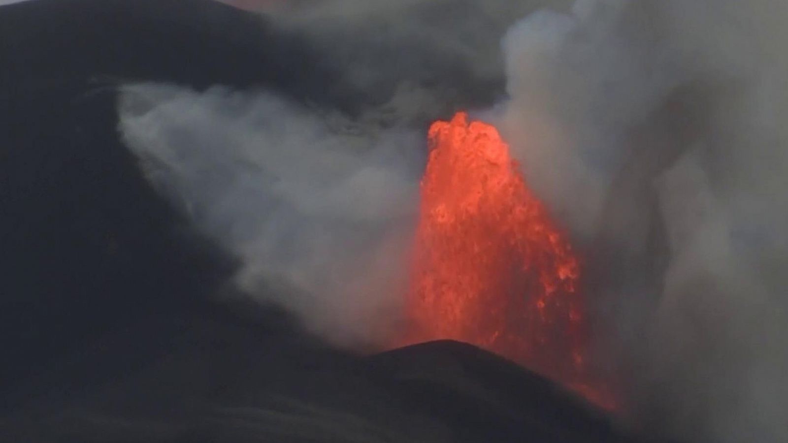 Una fuente de lava ha provocado este 25 de noviembre un desbordamiento en la ladera noroeste del volcán