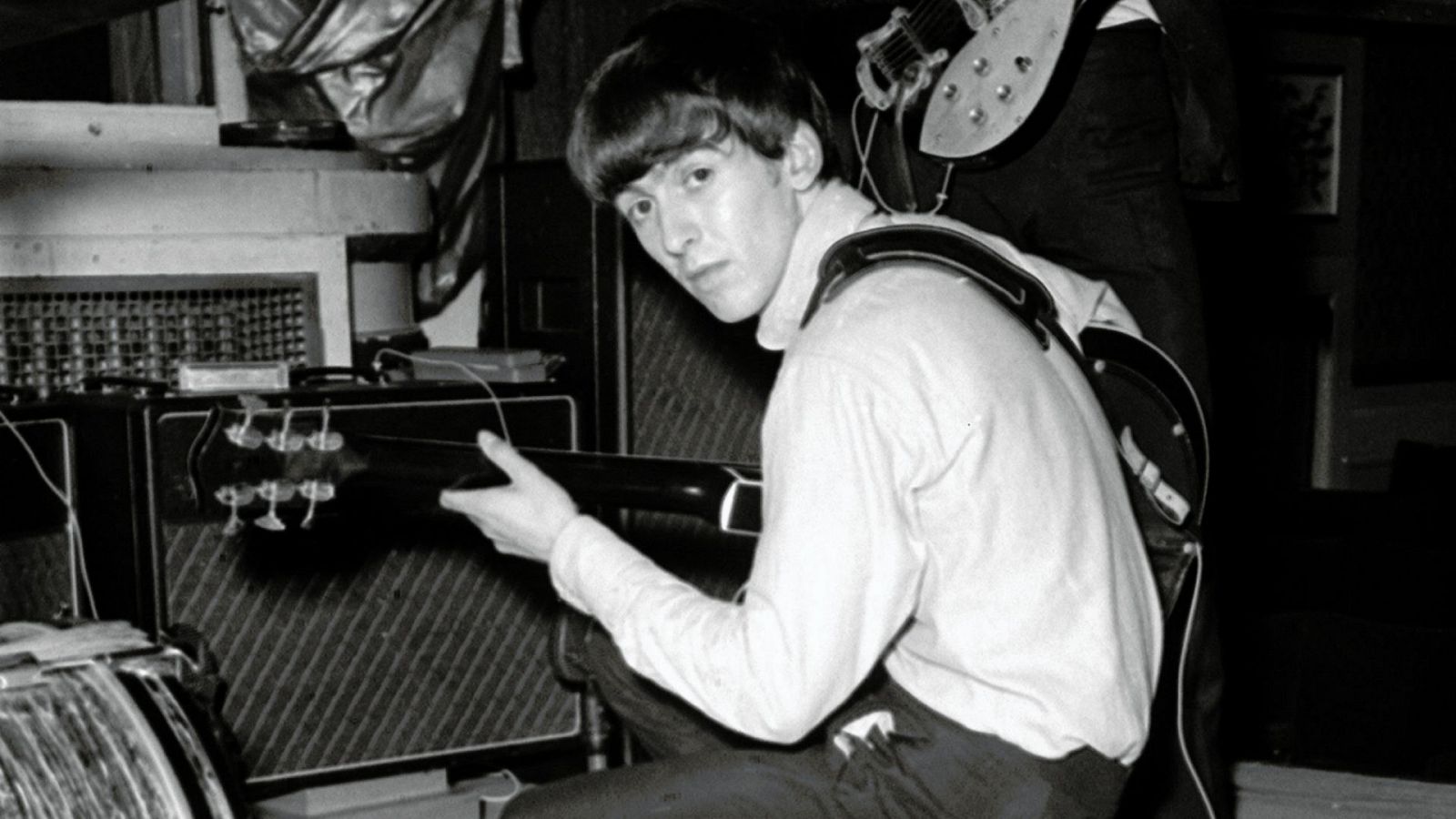 George Harrison durante una sesión de grabación en la BBC