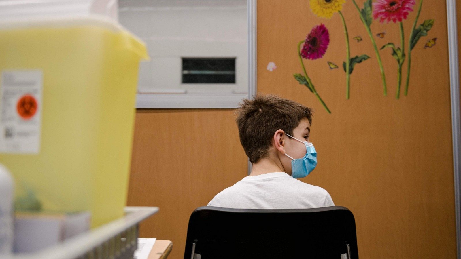 Un niño de 11 años espera tras recibir la vacuna infantil contra la COVID-19 de Pfizer-BioNTech en Montreal, Canada.