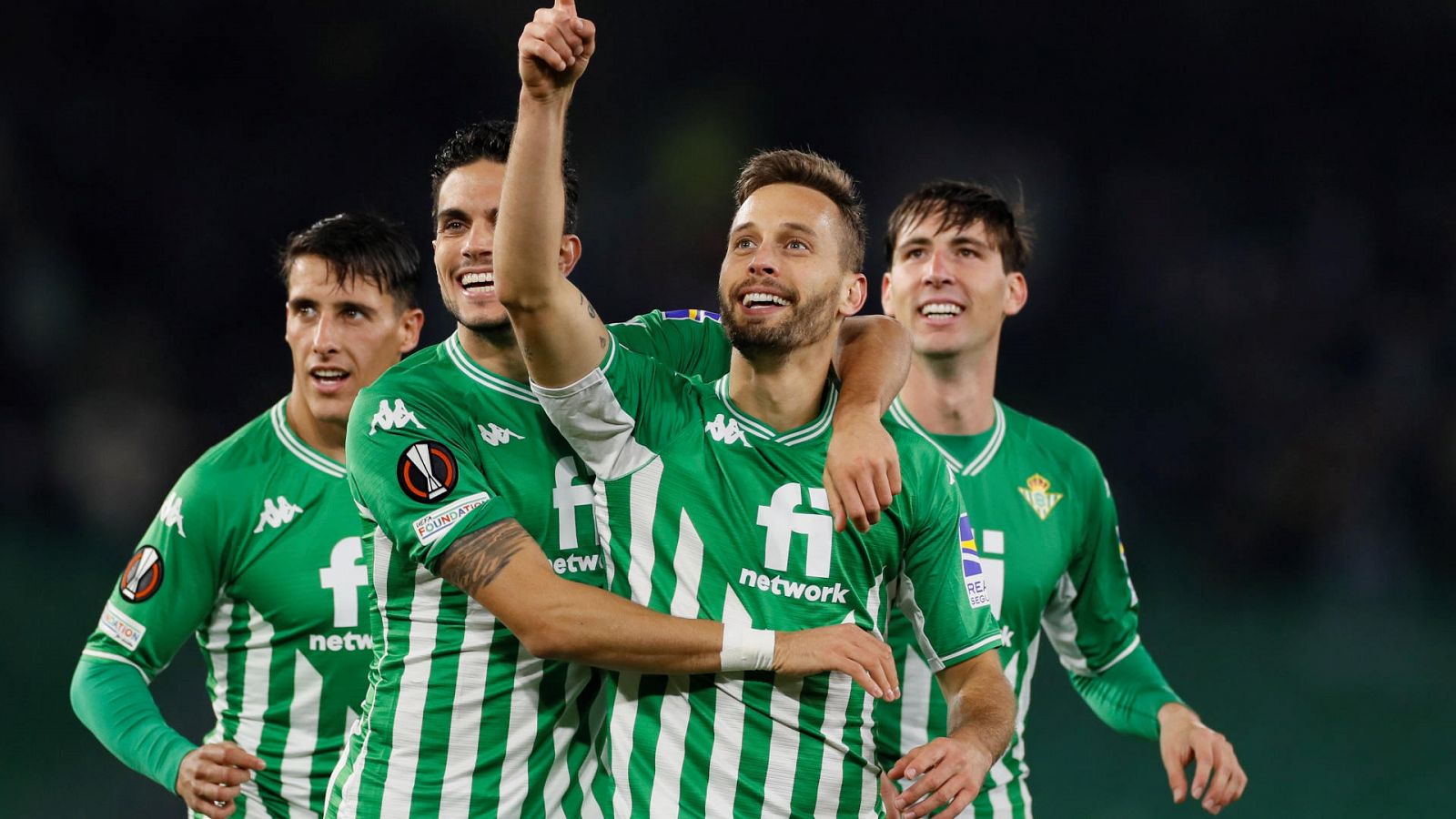 Sergio Canales, rodeado de compañeros, celebra el segundo gol del Betis al Ferencvaros