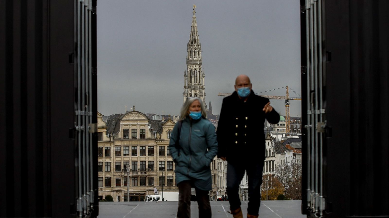 Dos personas caminan por Bruselas
