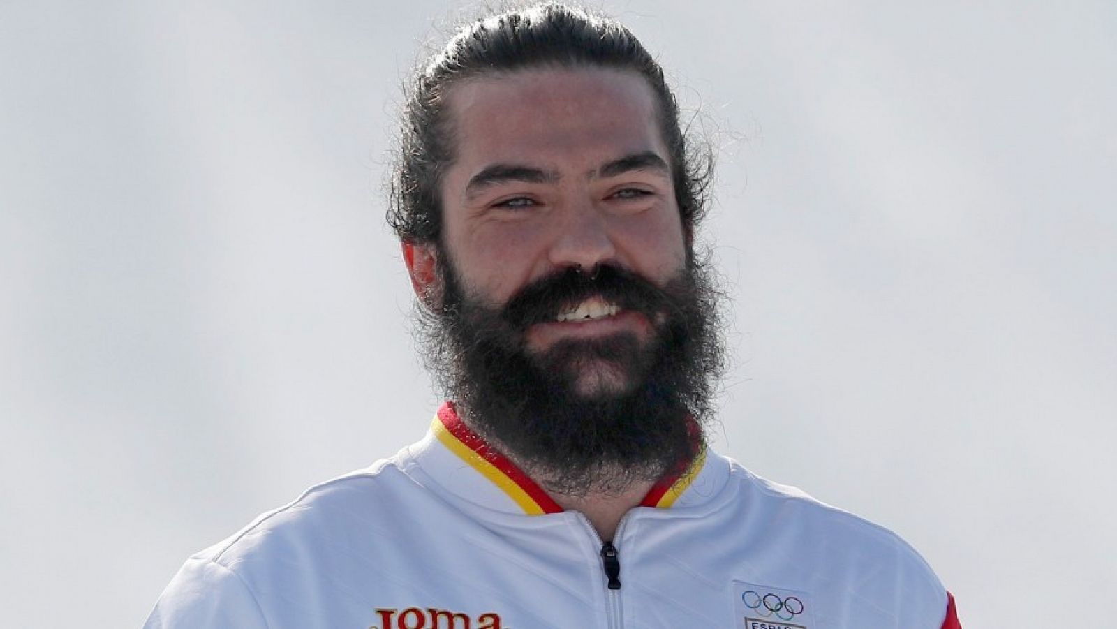 Imagen del rider español Regino Hernández tras conquistar el bronce olímpico en los JJ.OO de PyeongChang 2018.
