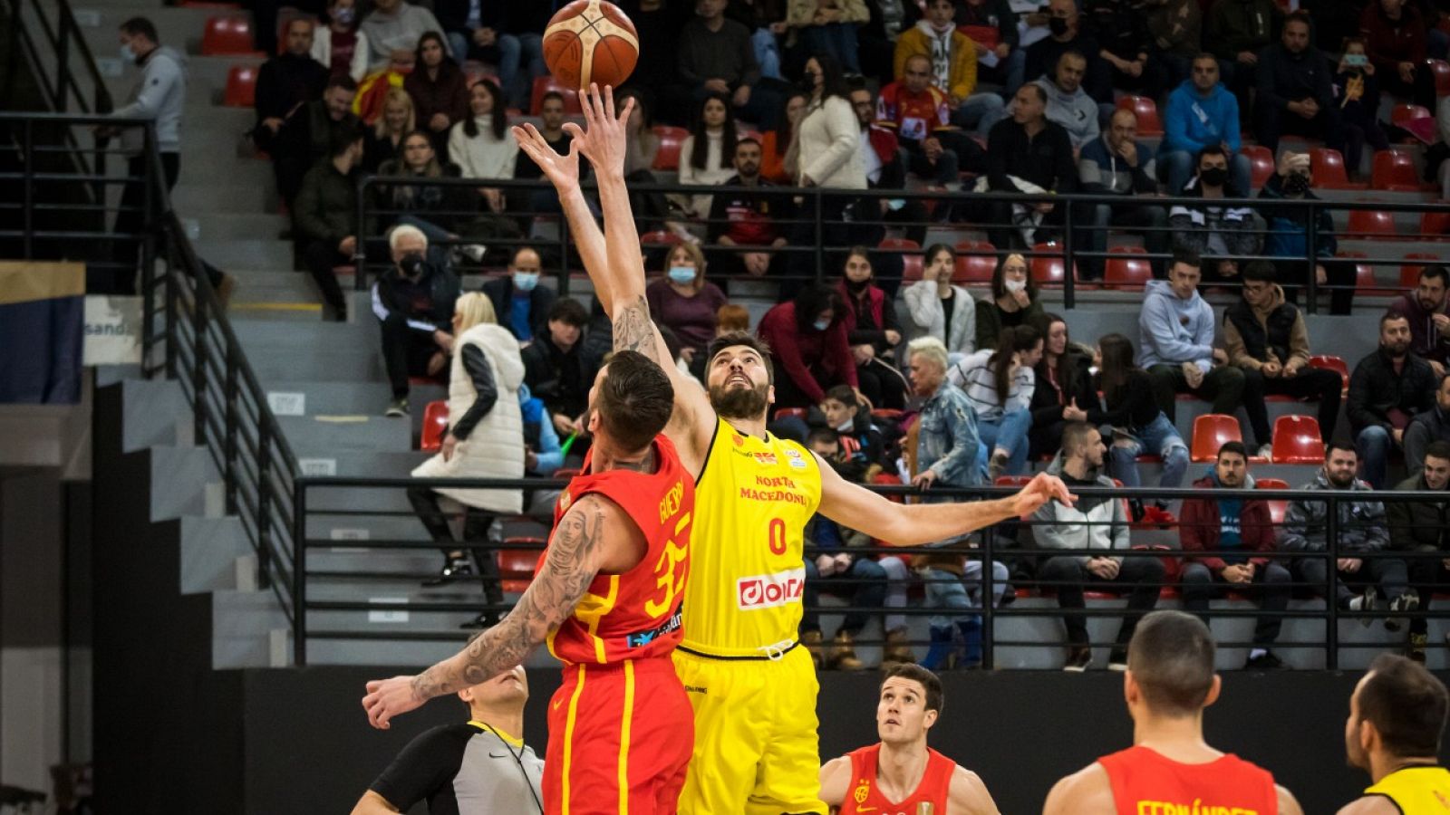 Imagen del partido de baloncesto entre Macedonia del Norte y España en Skopje.