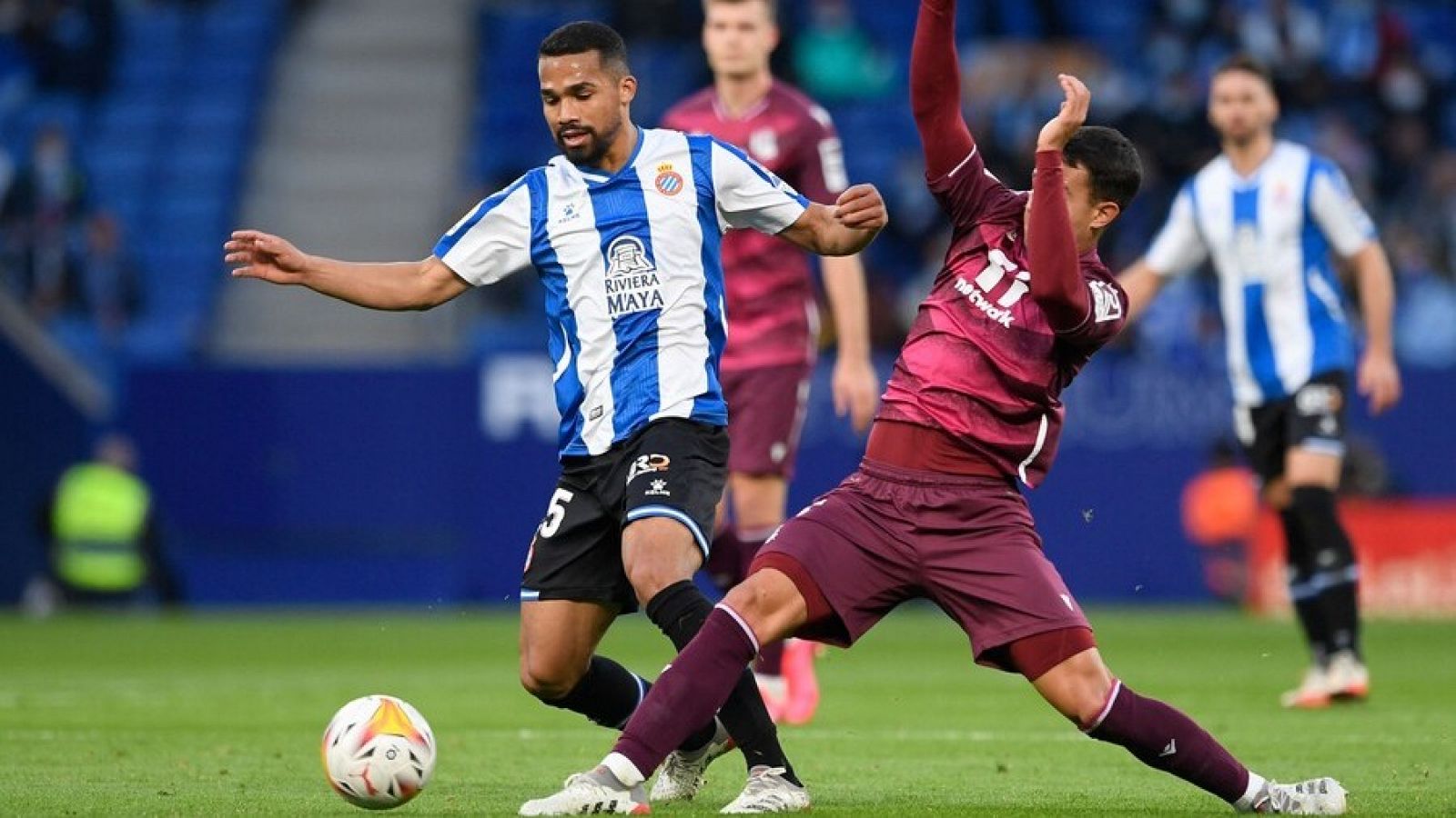 Yangel Herrera y Martin Zubimendi pugnan por un balón durante el encuentro entre Espanyol y Real Sociedad.