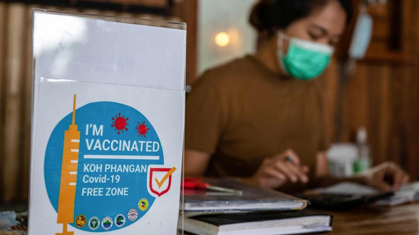 Aviso de vacunaciones en un hotel de Koh Phangan, en Tailandia. Foto: Alex OGLE / AFP