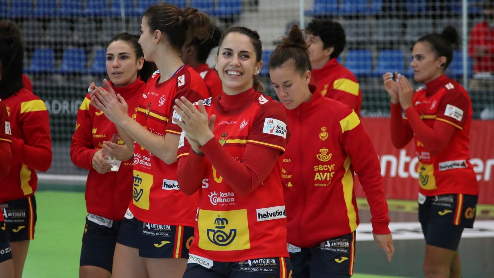 Las jugadoras de balonmano españolas celebran tras imponerse a Alemania en su partido del torneo internacional de balonmano femenino