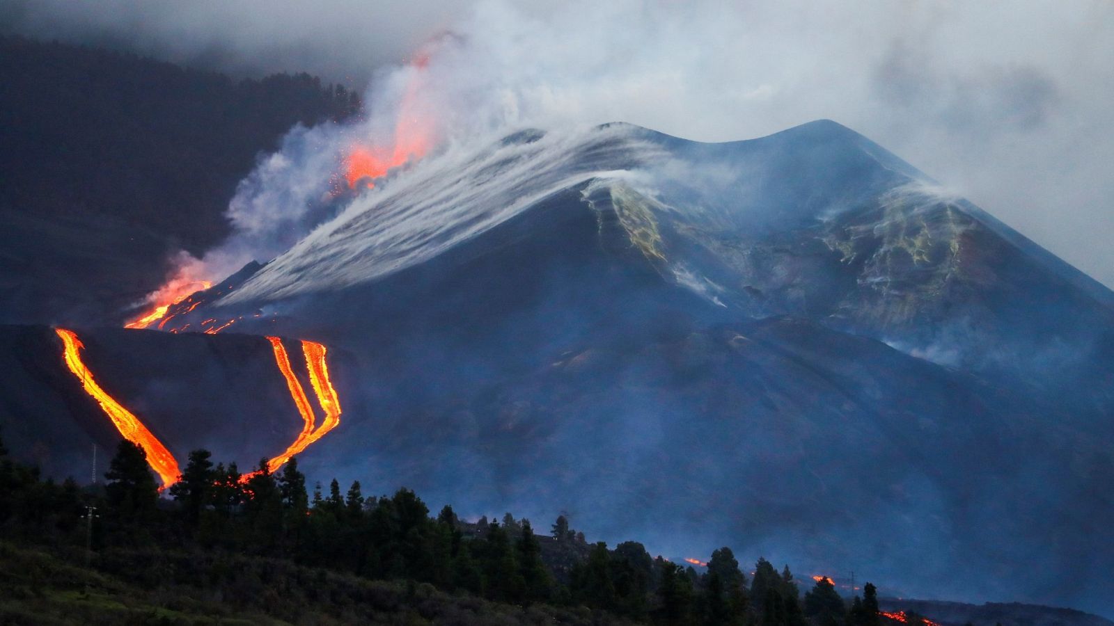 Una vista general del volcán de Cumbre Vieja que va por su día 72 de actividad en La Palma