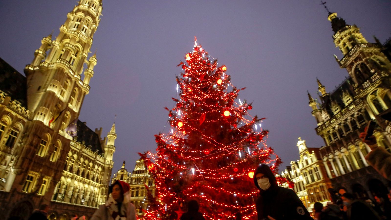 Un árbol de Navidad instalado en la Grand Place de Bruselas