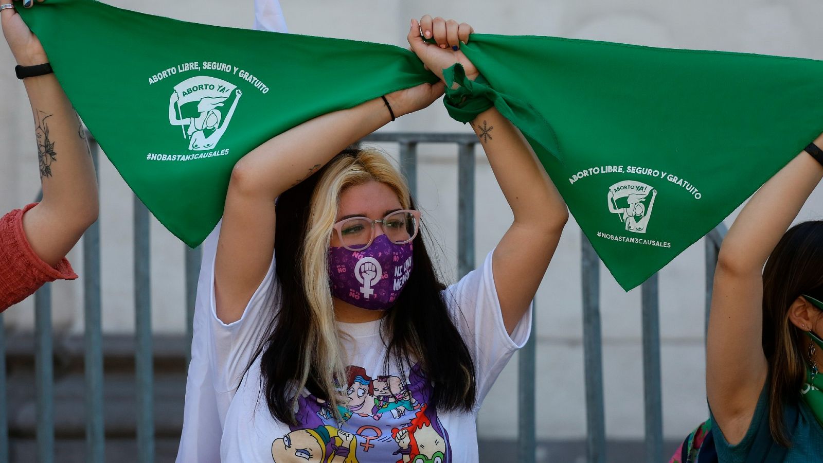 Mujeres con carteles se manifiestan a favor del aborto libre en Chile
