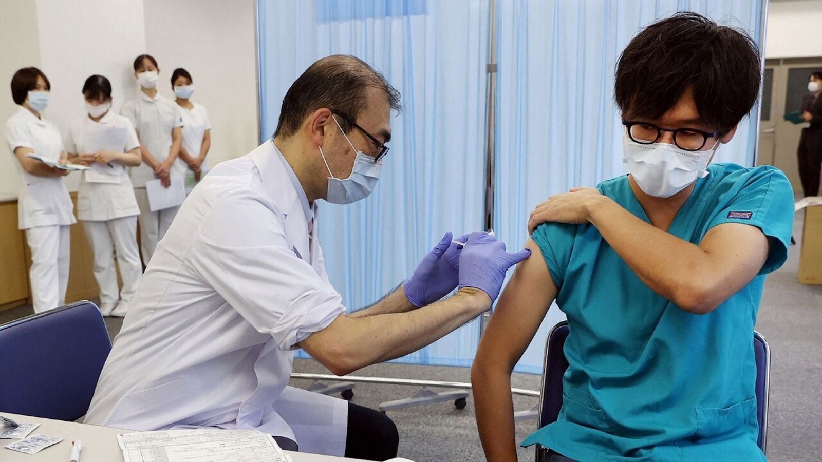 Vacunación contra la COVID-19 en Tokio, el 1 de diciembre de 2021. AFP