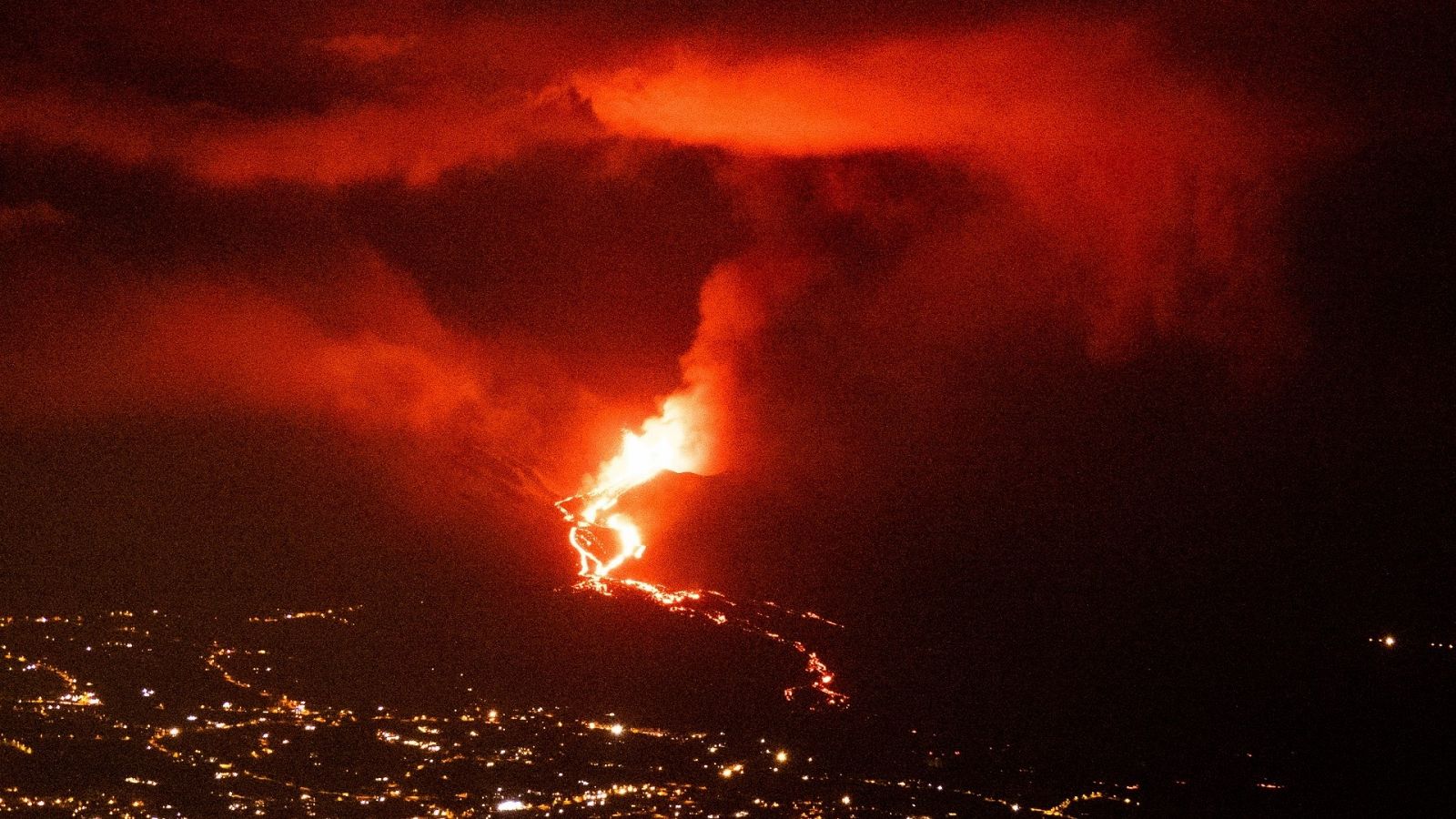 Cono secundario del volcán de Cumbre Vieja a pleno rendimiento por la noche