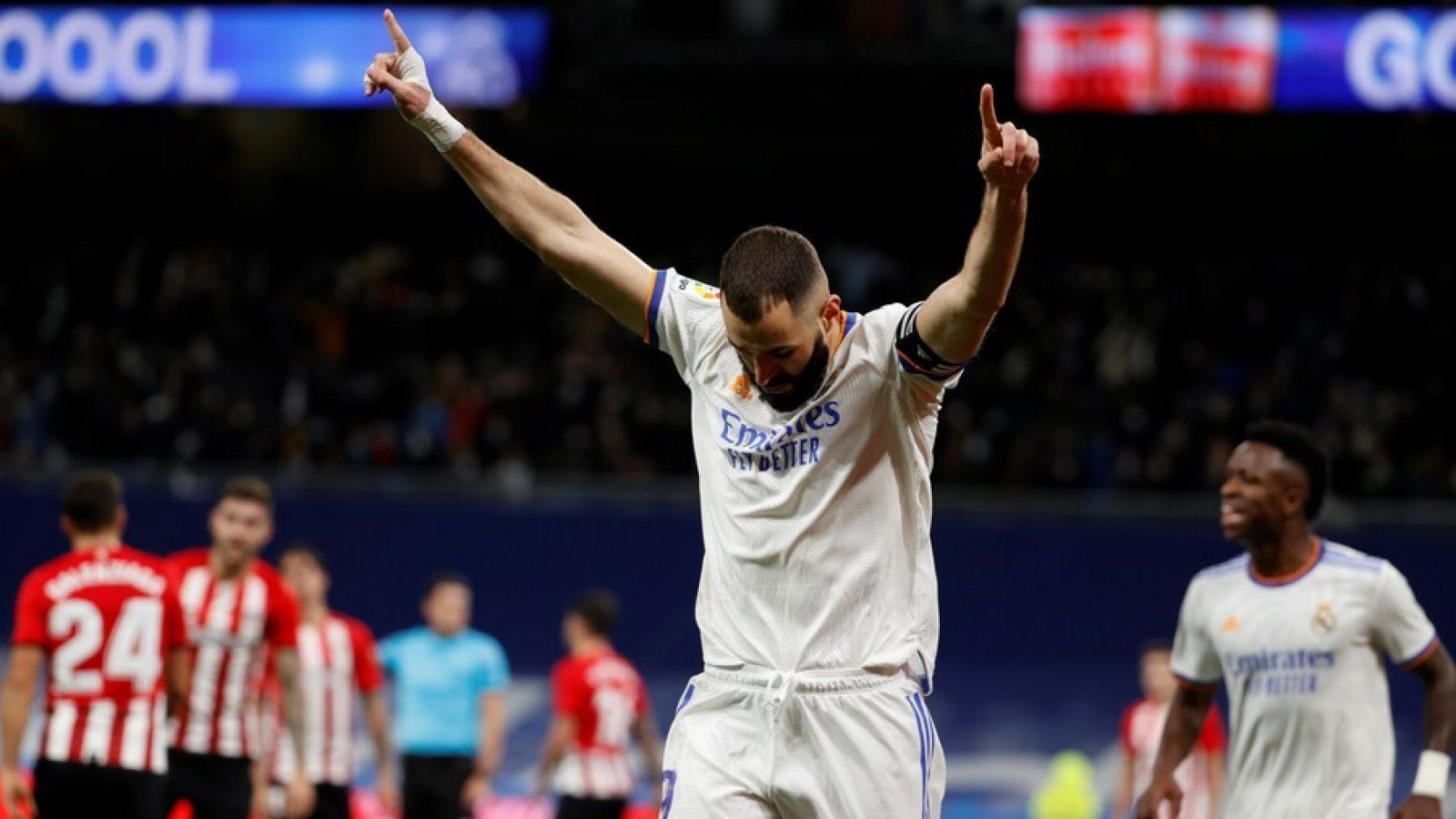 El jugador del Real Madrid Karim Benzema celebra su gol ante el Athletic Club en el Bernabéu.