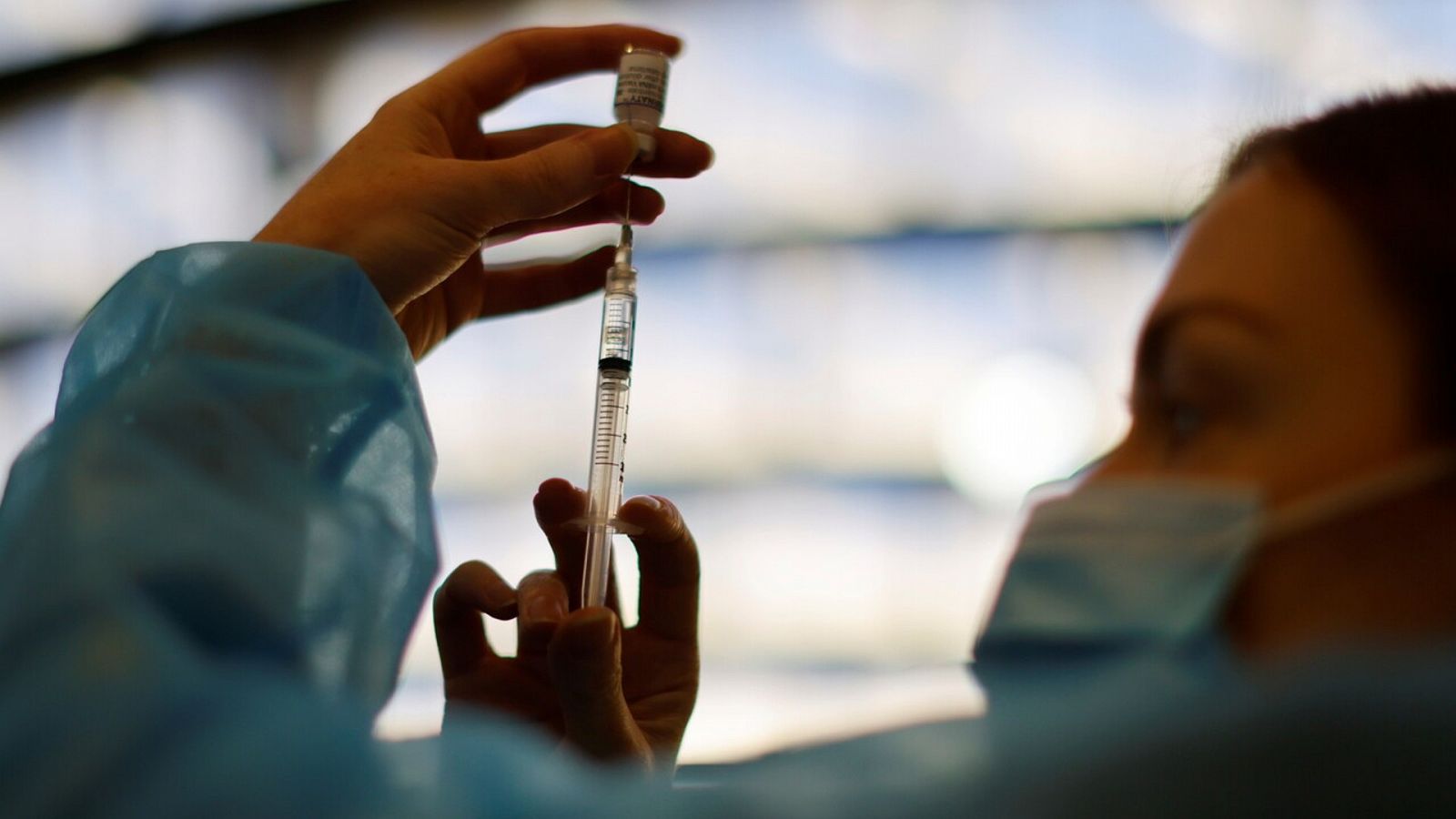 Una trabajadora sanitaria prepara una dosis de la vacuna Comirnaty de Pfizer-BioNTech en Francia. REUTERS/Eric Gaillard