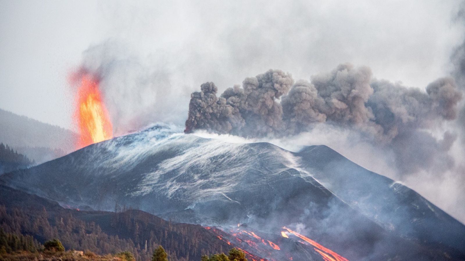 La nueva boca del volcán de Cumbre Vieja ha iniciado una nueva fase explosiva