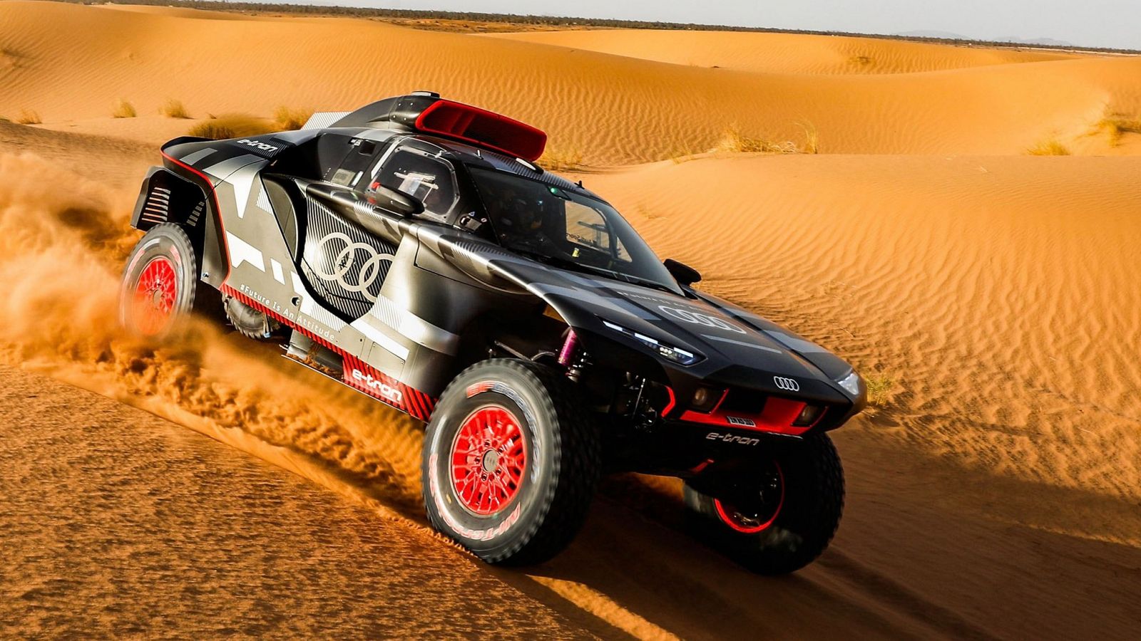 Imagen del Audi QS e-tron con el que Carlos Sainz compite en el Dakar 2022.
