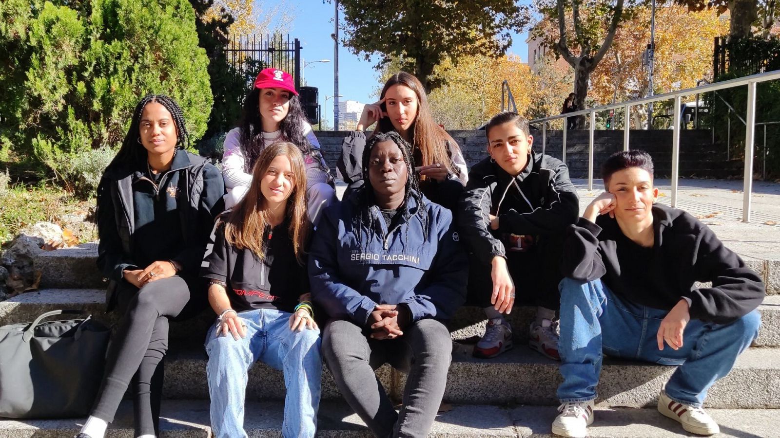 Flavia Beaka, Eskarnia y el colectivo 'Free Sis Mafia', raperas de Madrid en las escaleras de la Facultad de Ciencias de la Información.