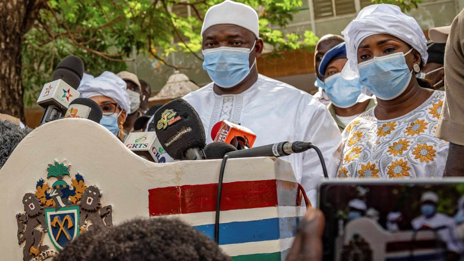 Una imagen del sábado 4 de diciembre de 2021 de Adama Barrow durante una rueda de prensa tras depositar su voto en un colegio electoral de Banjul.