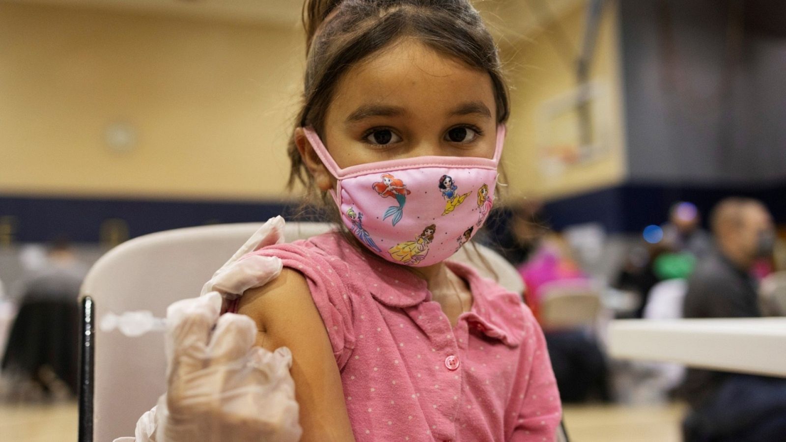 Una niña recibe la vacuna contra el coronavirus en Estados Unidos. REUTERS/Hannah Beier