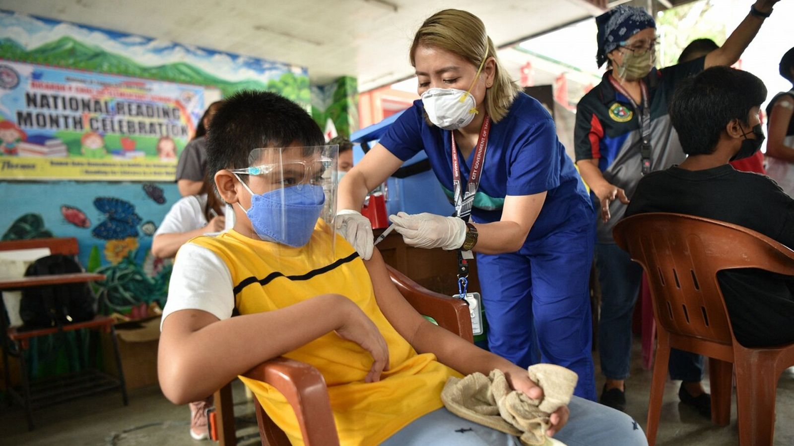 Vacunación de un niño en Filipinas. Foto: Ted ALJIBE / AFP