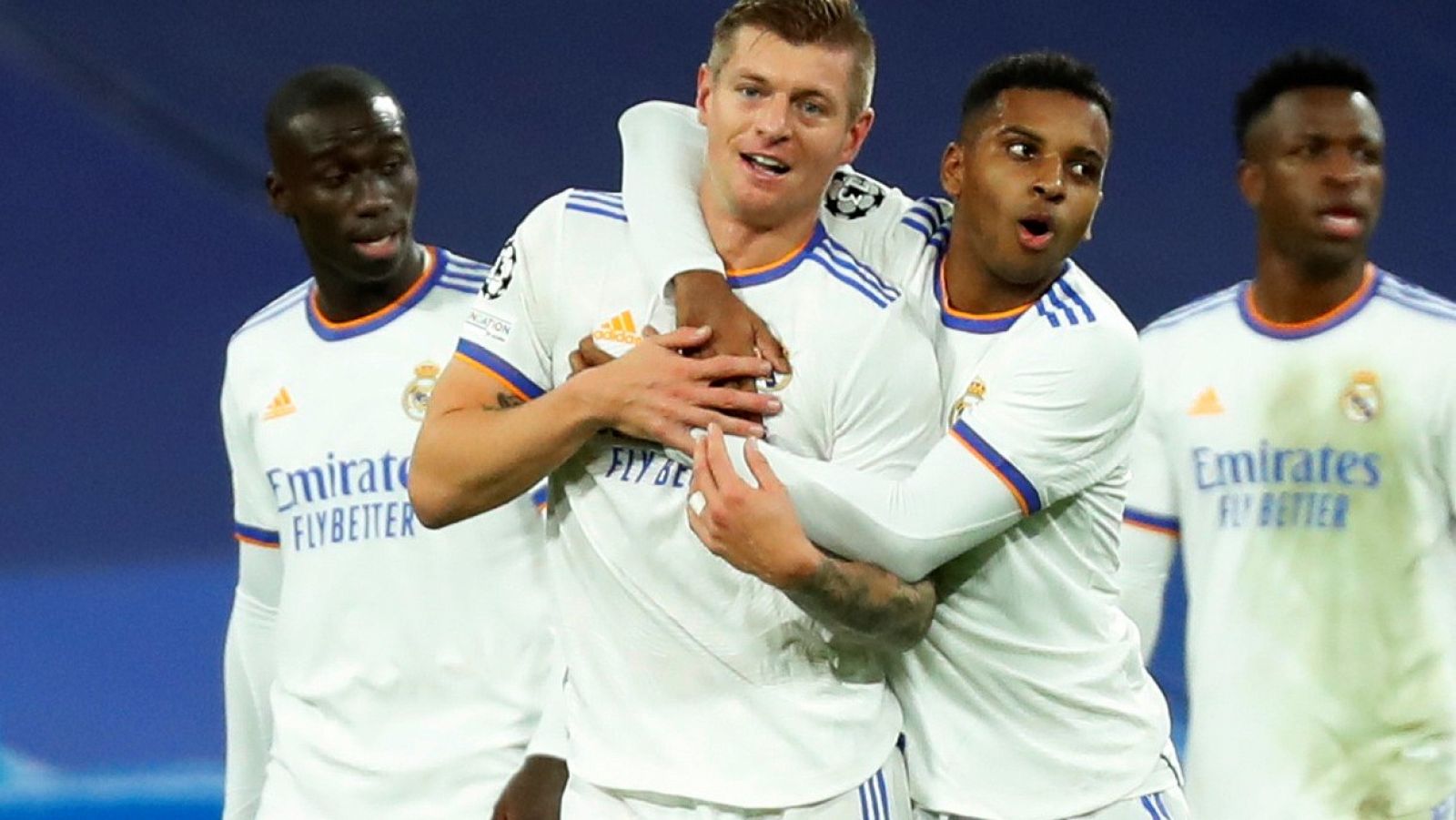 Toni Kroos celebra con sus compañeros del Madrid su gol al Inter.