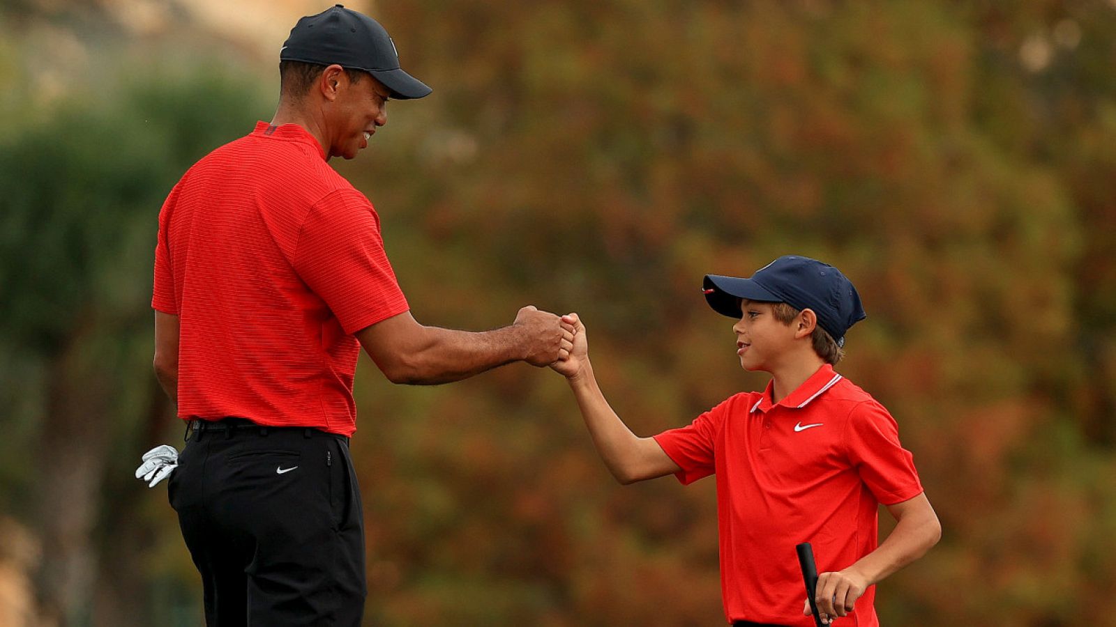 Tiger Woods, junto a su hijo Charlie en el PNC Championships de 2020.