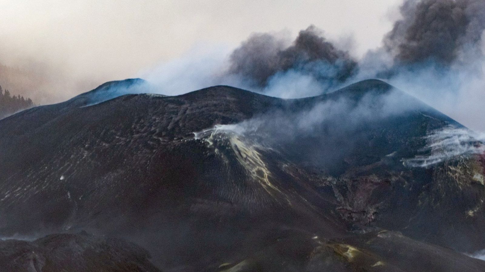 El volcán de Cumbre Vieja, en La Palma, en plena actividad explosiva