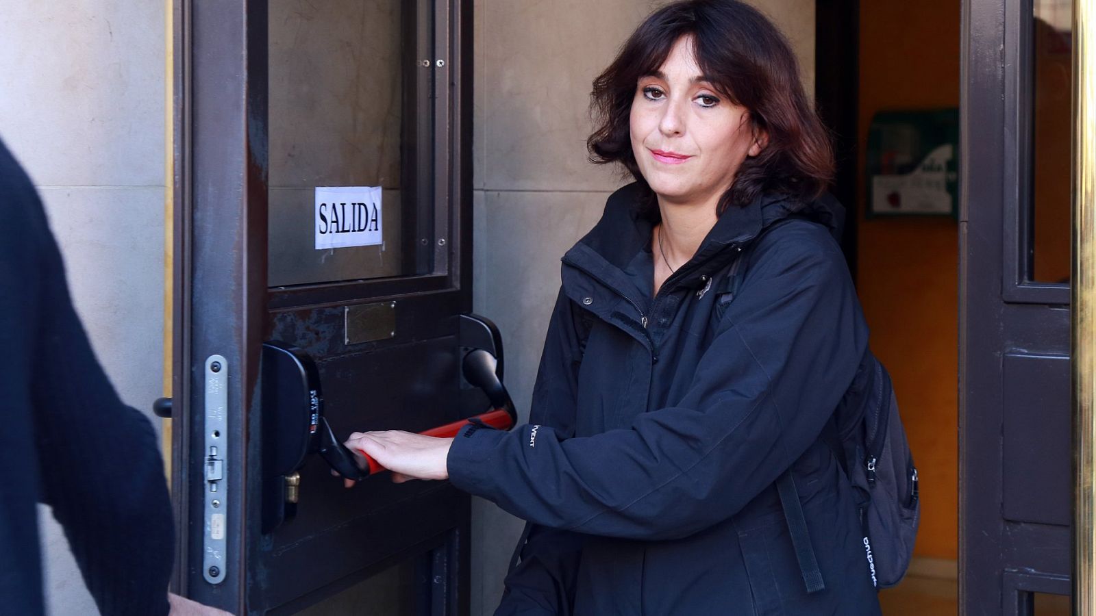 Juana Rivas sale del juzgado de lo Penal 1 de Granada en una imagen de 2018.