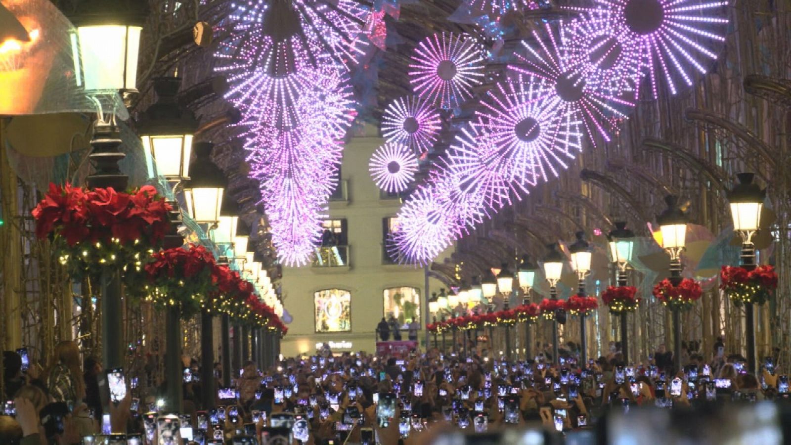 Luces de Navidad en las calles de Málaga y decenas de teléfonos móviles fotografiando y grabando.