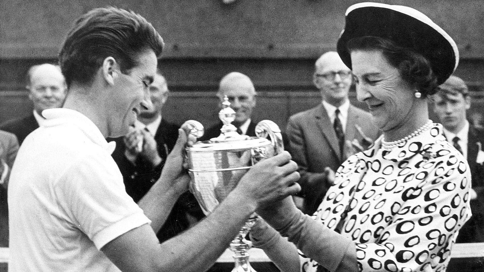 Manolo Santana recibe el título como ganador de Wimbledon en 1966.