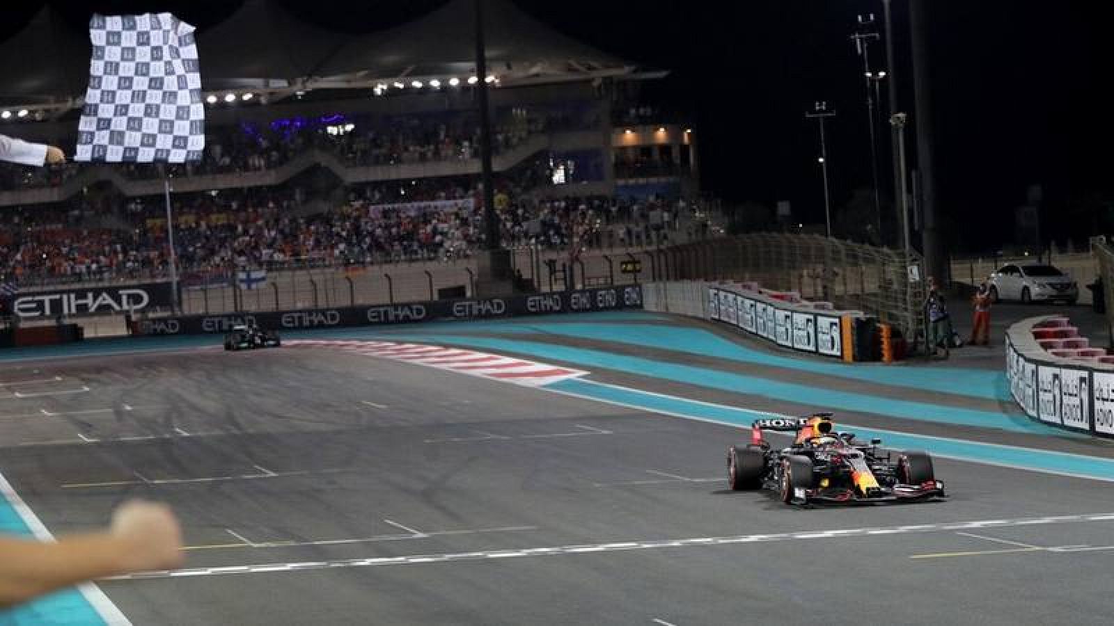 El piloto neerlandés de F1 Max Verstappen cruza primero la línea de meta en el GP de Abu Dabi. 
