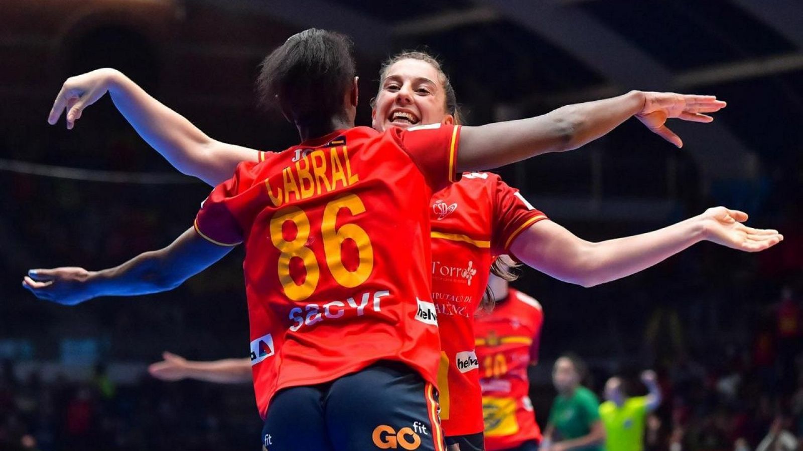 Shandy Cabral y Jennifer Gutiérrez celebran la victoria de España ante Brasil