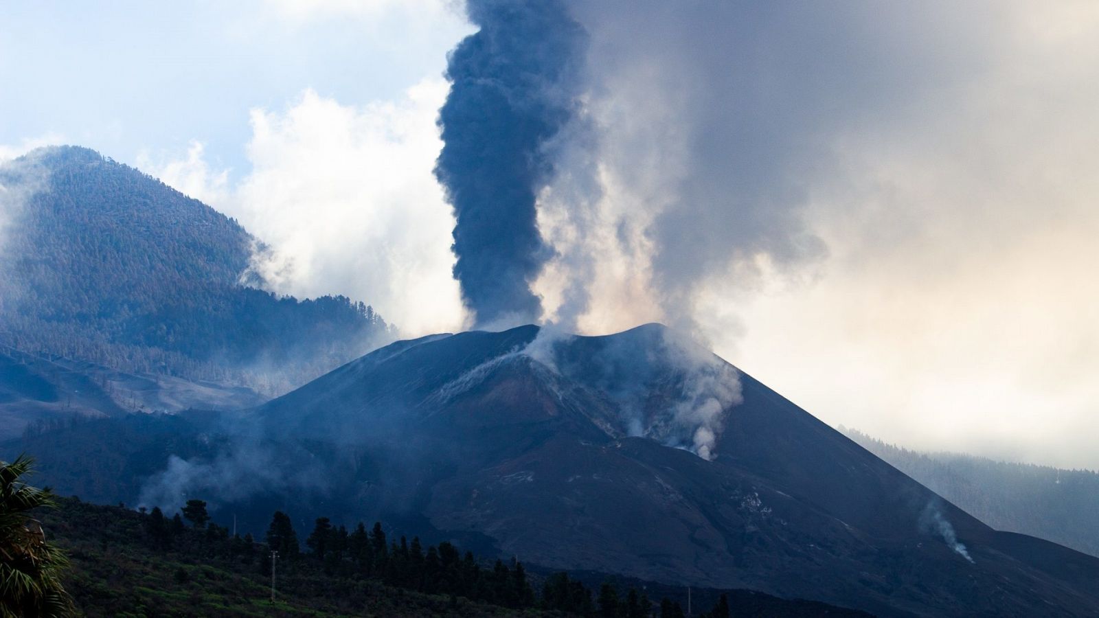El volcán de Cumbre Vieja emitió este domingo un nuevo pulso de cenizas y piroclastos