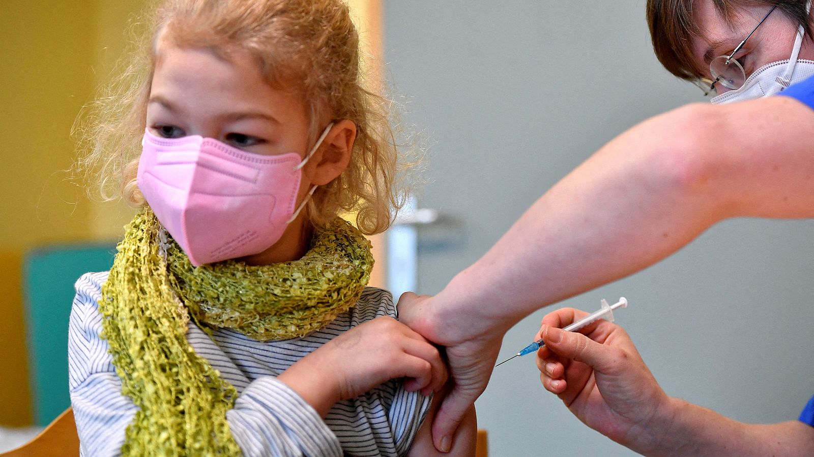 Juno, una niña de 7 años, recibe la vacuna contra la COVID-19 en Leipzig, Alemania.