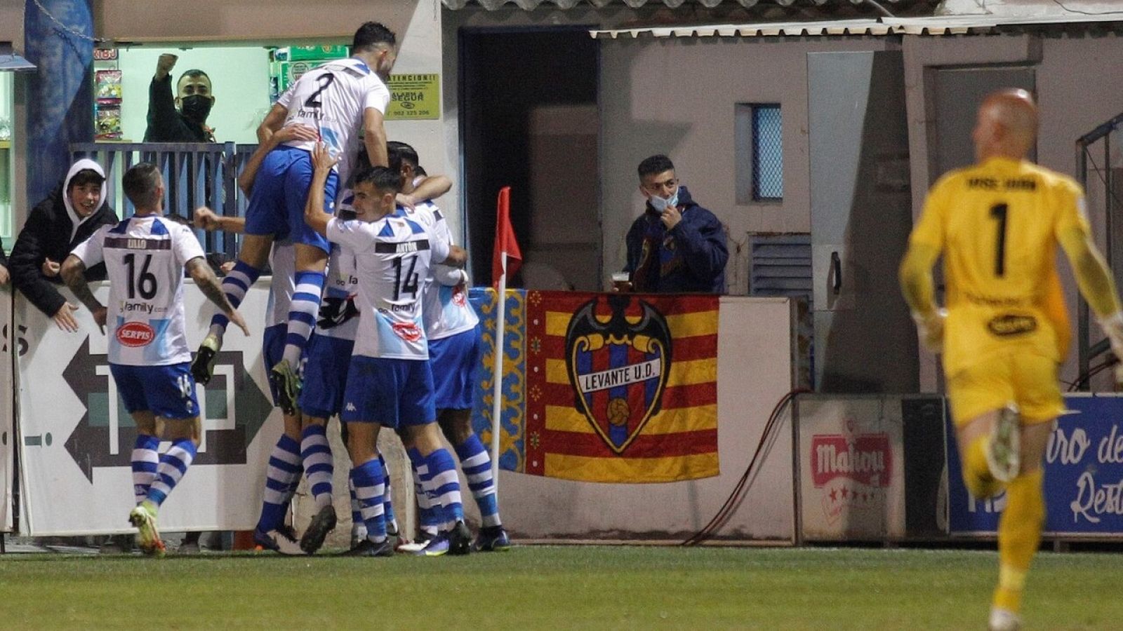 Los jugaodores del Alcoyano celebran un gol ante el Levante.
