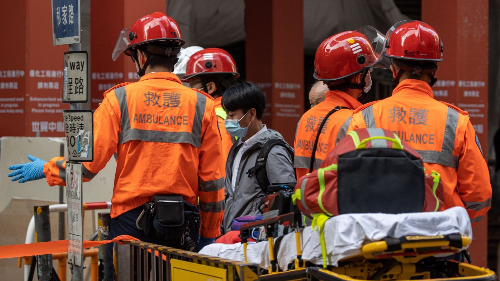 El equipo de bomberos de Hong Kong atiende a los heridos del incendio del World Trade Center