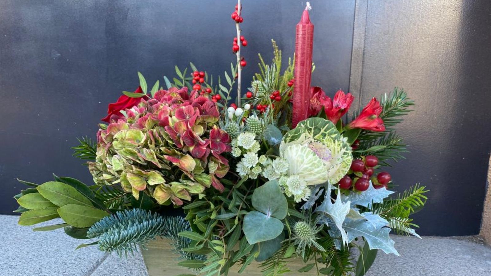 Trucos para decorar con flores tu mesa de Navidad