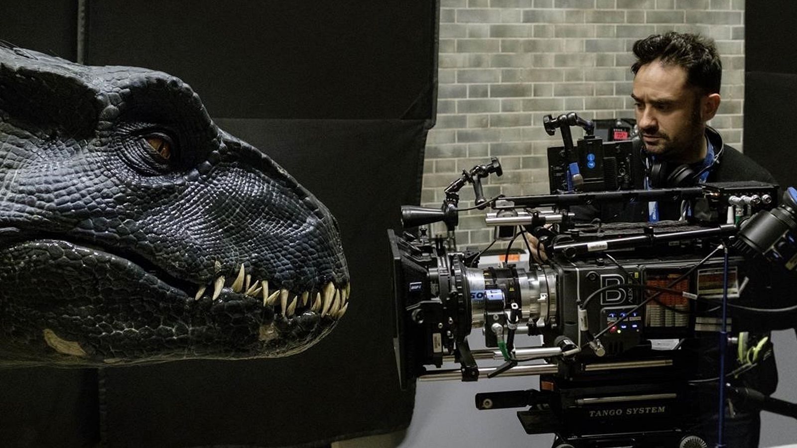 J.A. Bayona en el rodaje de 'Jurassic World: Fallen Kingdom'