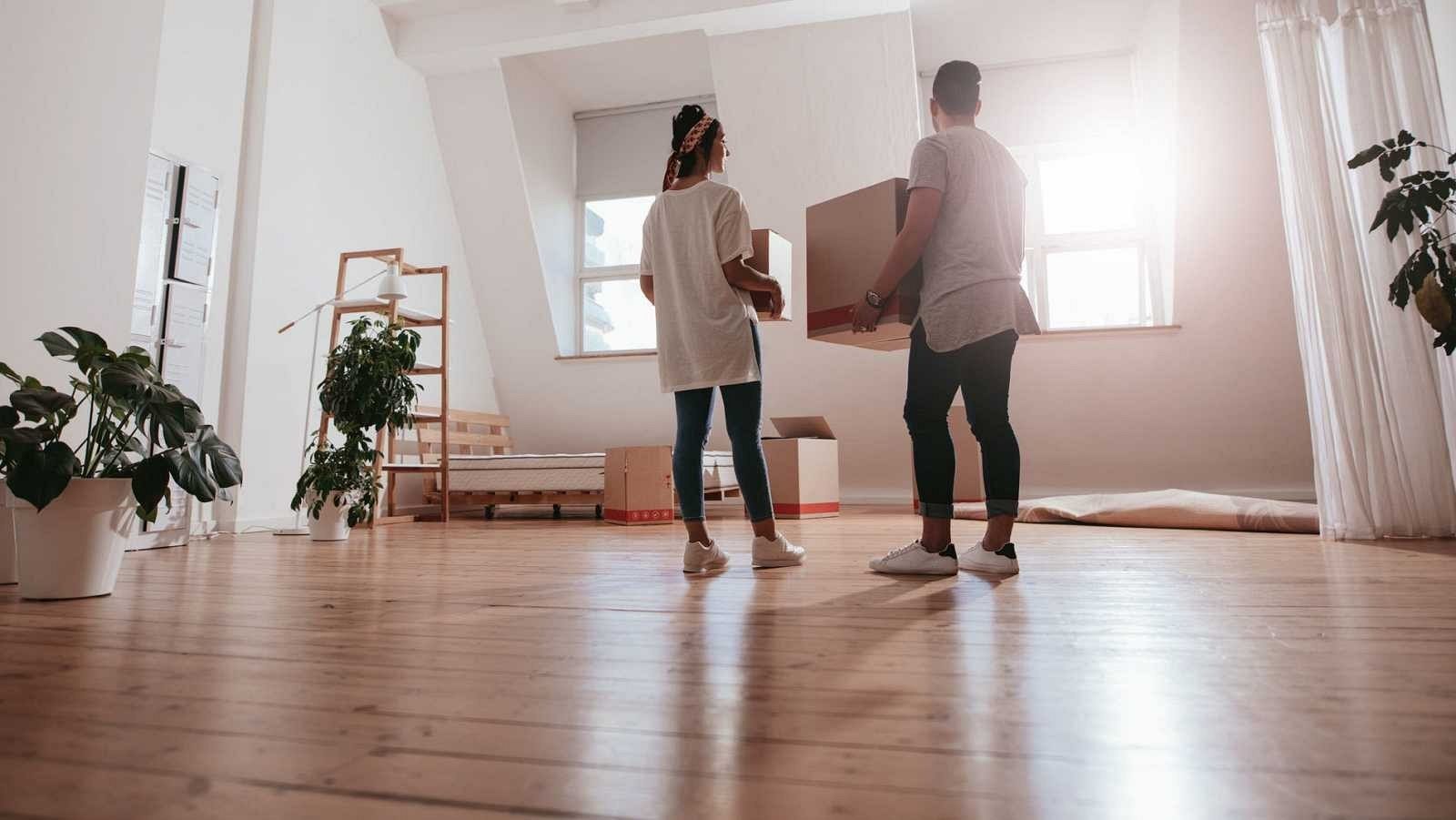 Una pareja joven realiza la mudanza a un nuevo piso