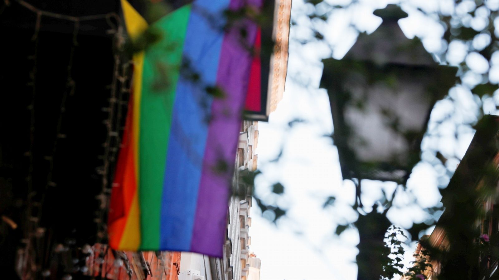 Una bandera LGTBI en el barrio madrileño de Malasaña