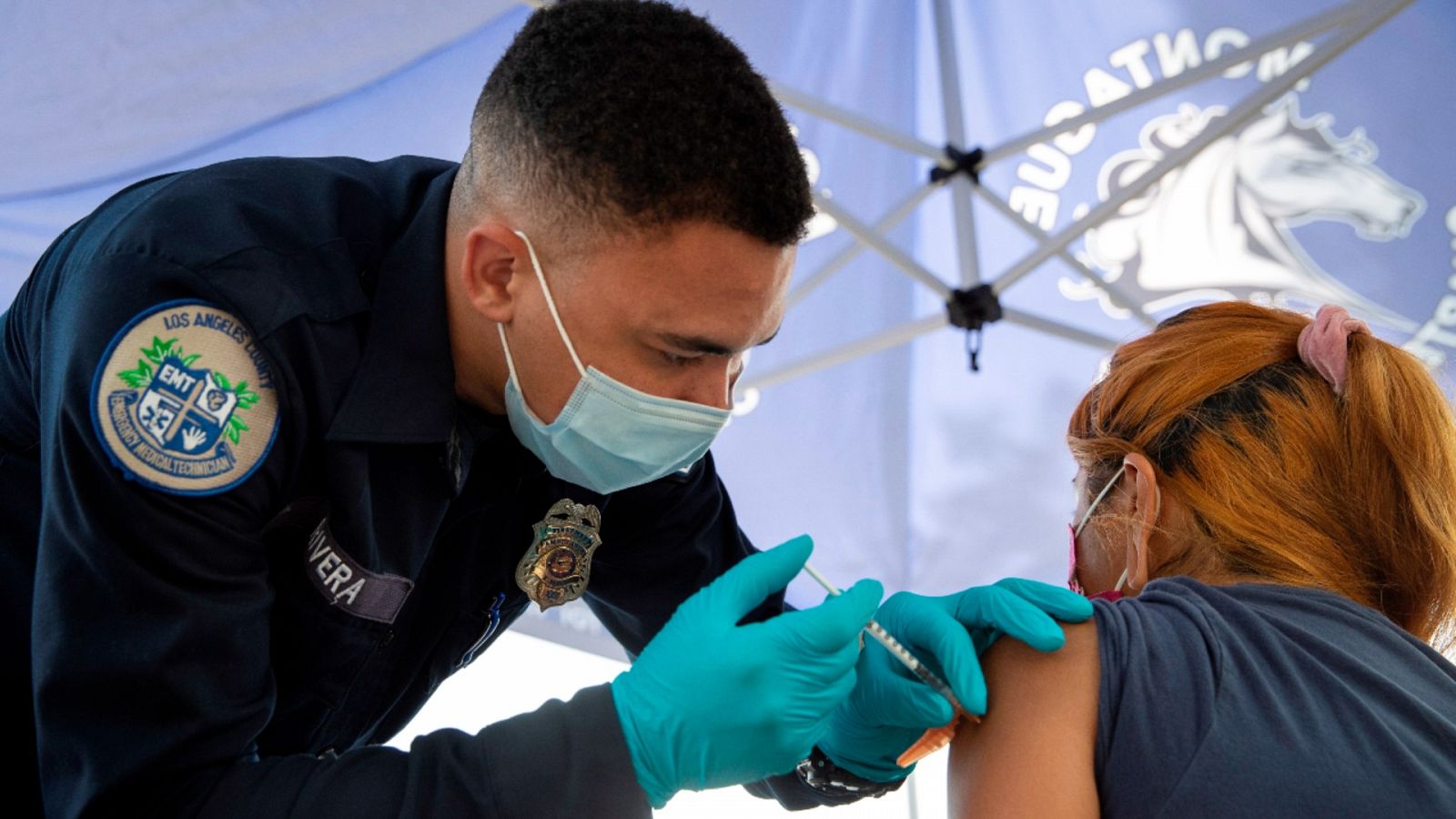 Un trabajador sanitario administrando una dosis de la vacuna contra la COVID-19 en una clínica de Arleta, Los Ángeles (Estados Unidos)