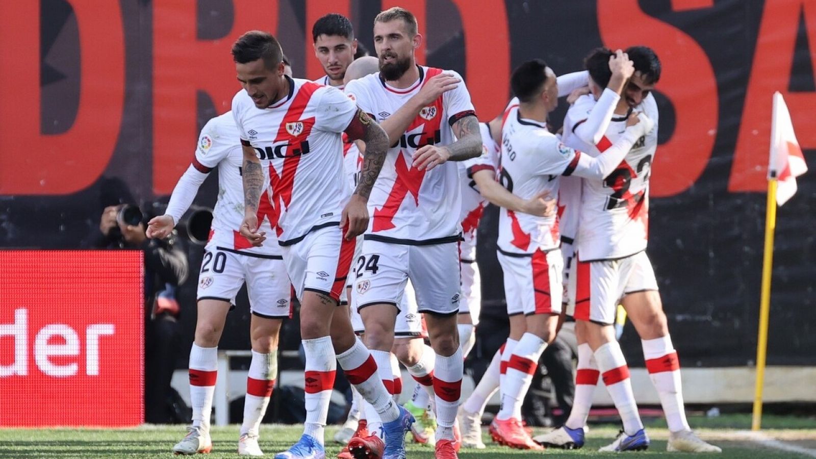 El defensa del Rayo Vallecano Alejandro Catena (d, al fondo) celebra con sus compañeros tras marcarle un gol Alavés.