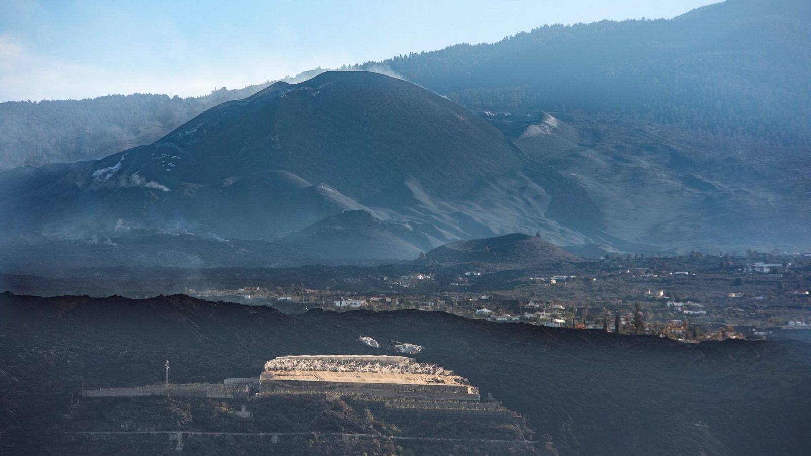 En la imagen, el volcán de Cumbre Vieja visto desde la costa de Tazacorte