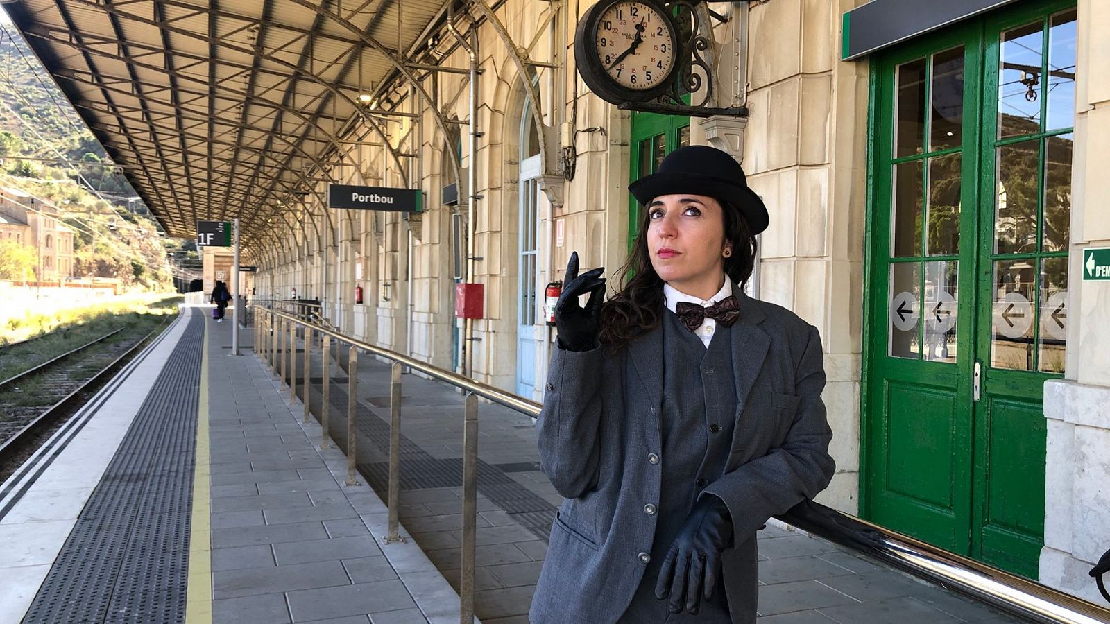 Anna Bertran amb vestit de l'època a l'estació de Portbou