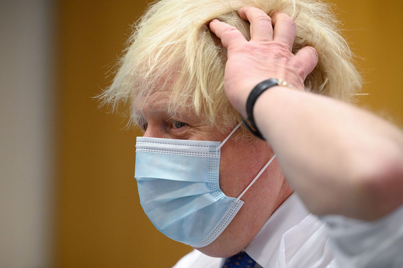 El primer ministro Boris Johnson después de una visita a un centro de vacunación en Londres