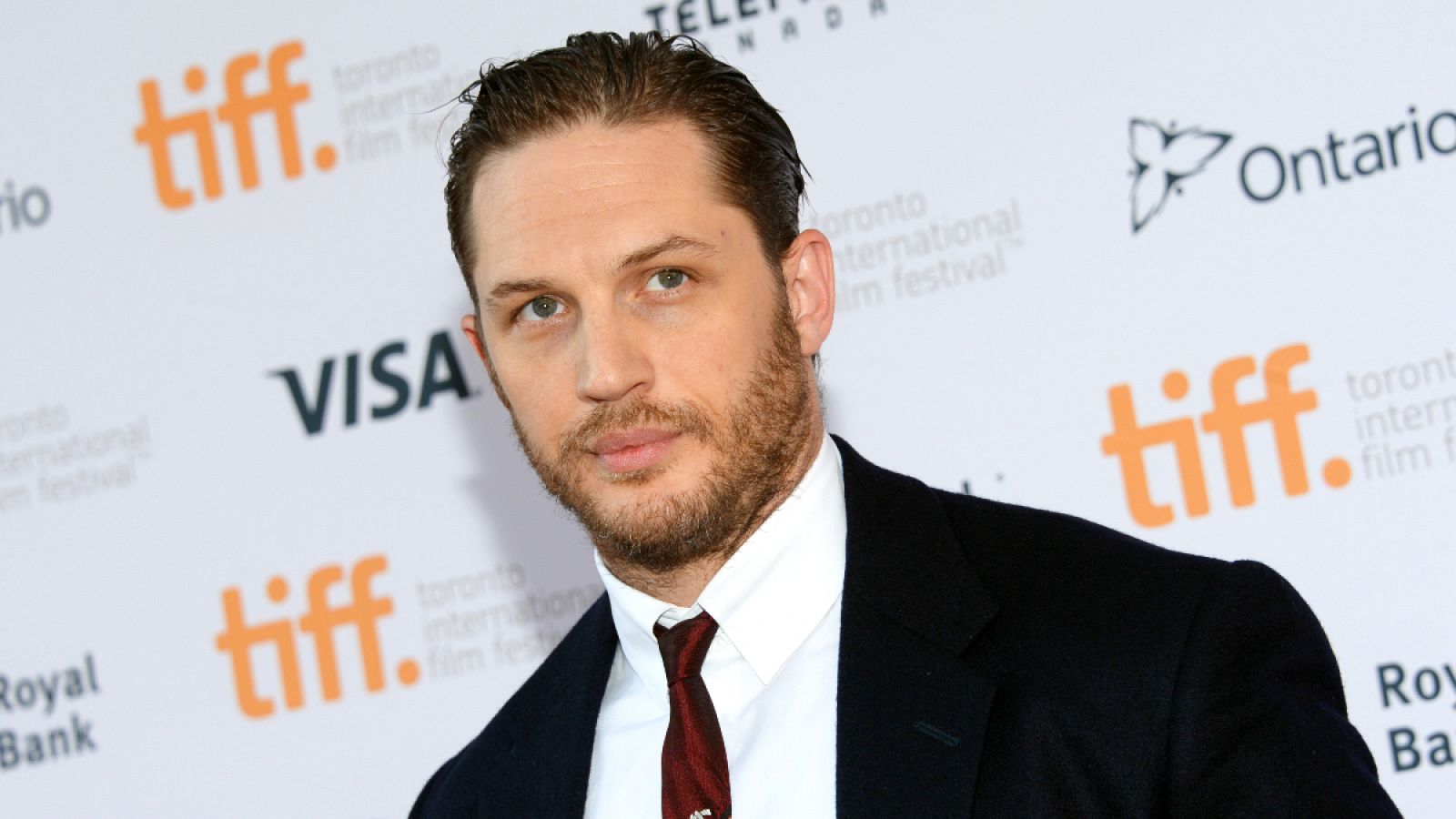 Tom Hardy tiene un dedo meñique doblado