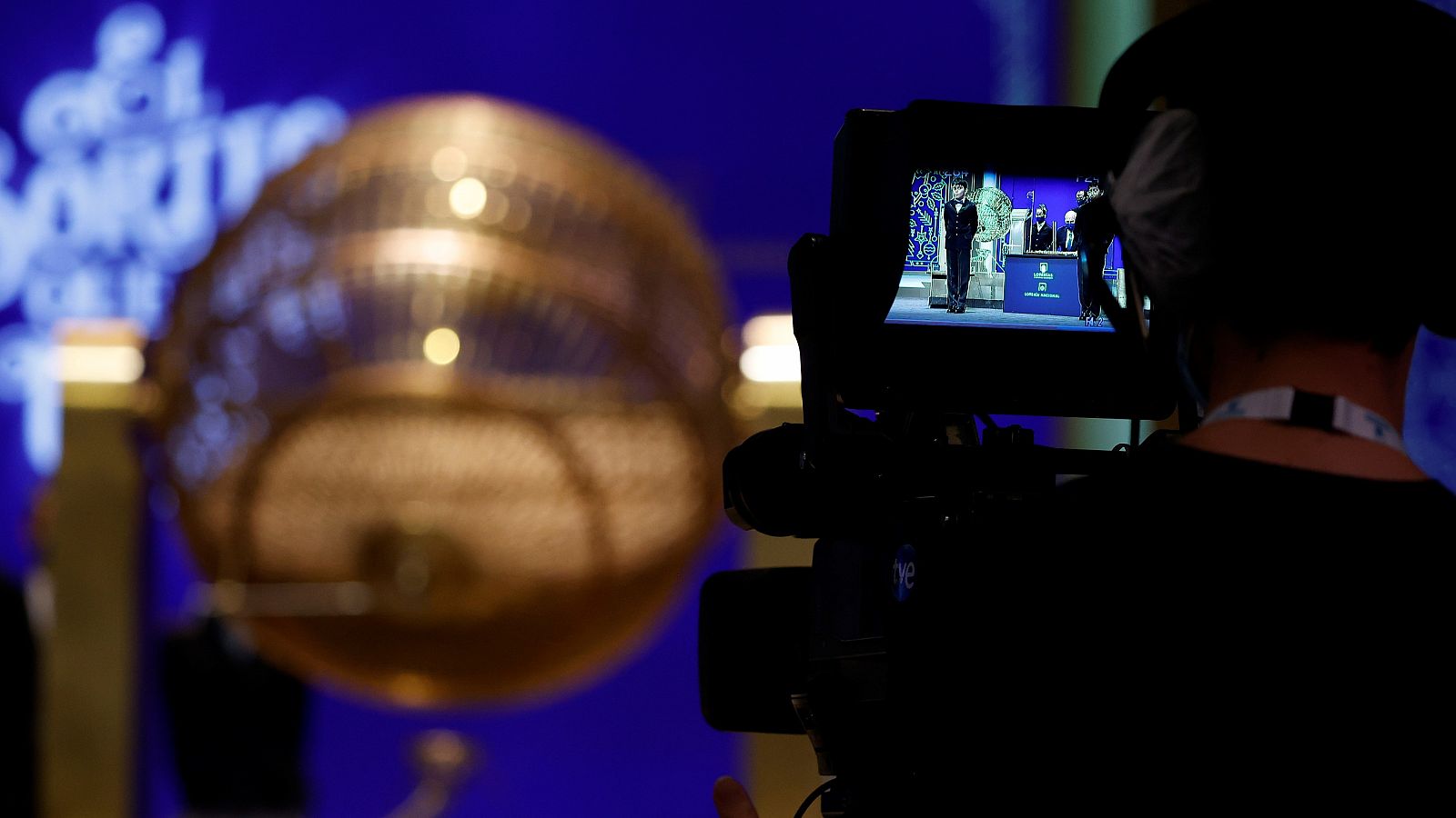 Un cámara graba uno de los bombos de la Lotería de Navidad celebrado en el Teatro Real de Madrid.