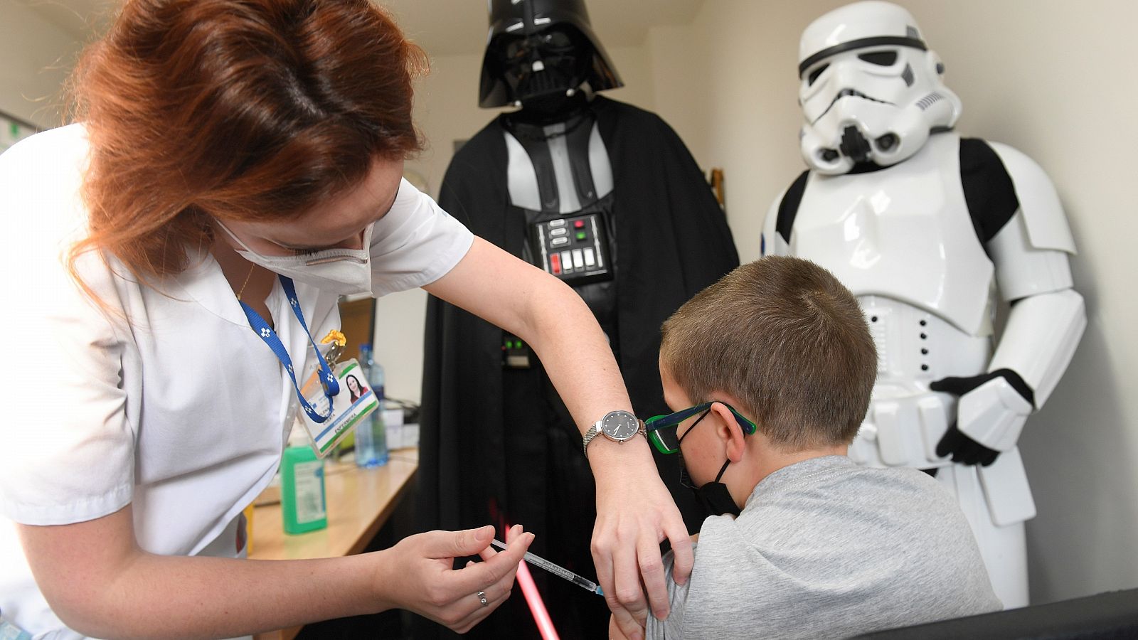 Un niño recibe la vacuna contra el coronavirus en el Hospital Valle del Nalón, en Riaño.