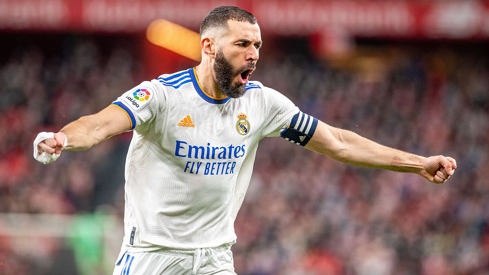 Karim Benzema celebra el primer gol del Real Madrid en San Mamés en la victoria blanca sobre el Athletic (1-2).