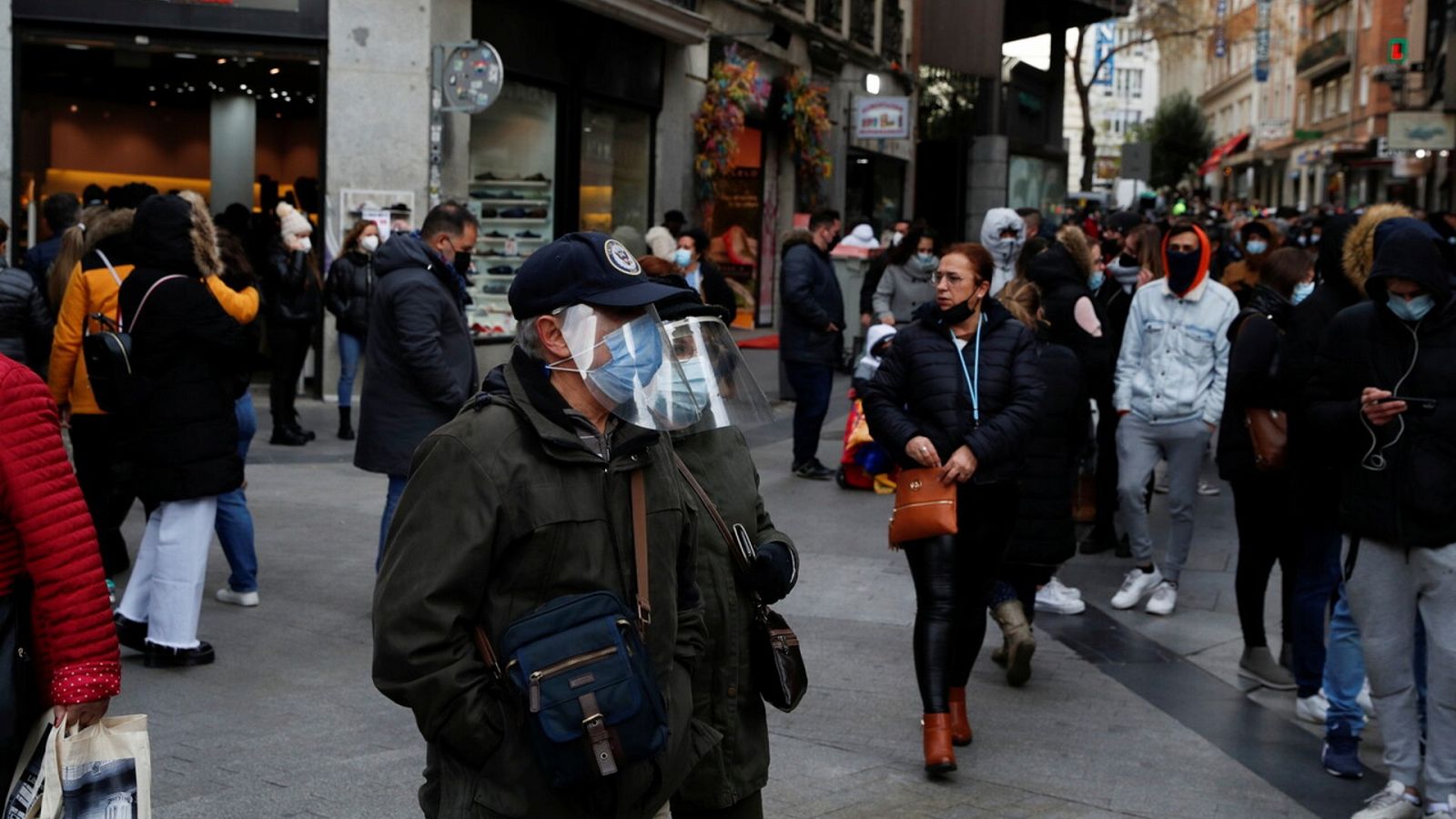 Viandantes con mascarillas, y algunos con pantallas protectoras, en el centro de Madrid. REUTERS/Susana Vera