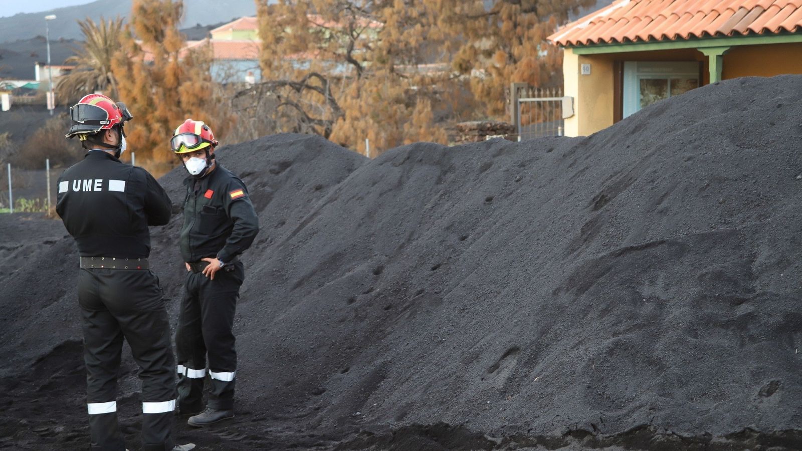 Soldados continúan limpiando viviendas sepultadas por las cenizas en La Palma